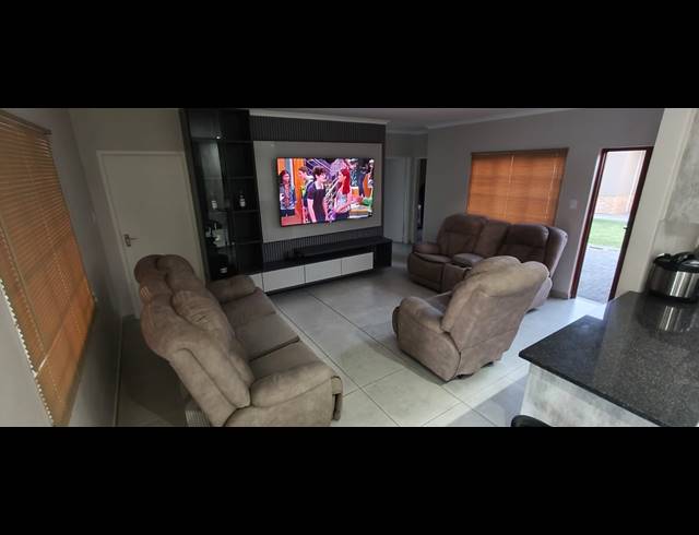 3 BEDROOM APARTMENT FOR SALE IN WATERKLOOF EAST